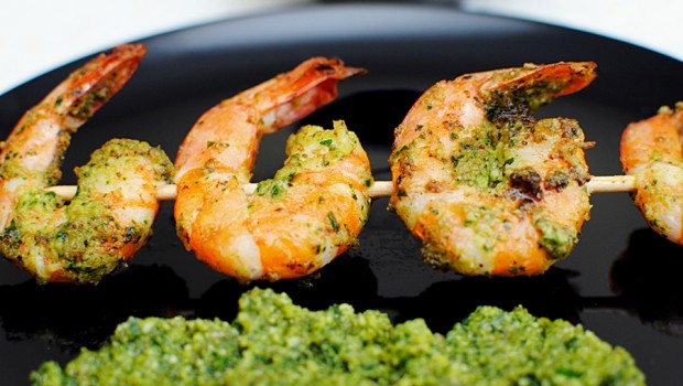 krevetes graikisku riesutu pesto (1)